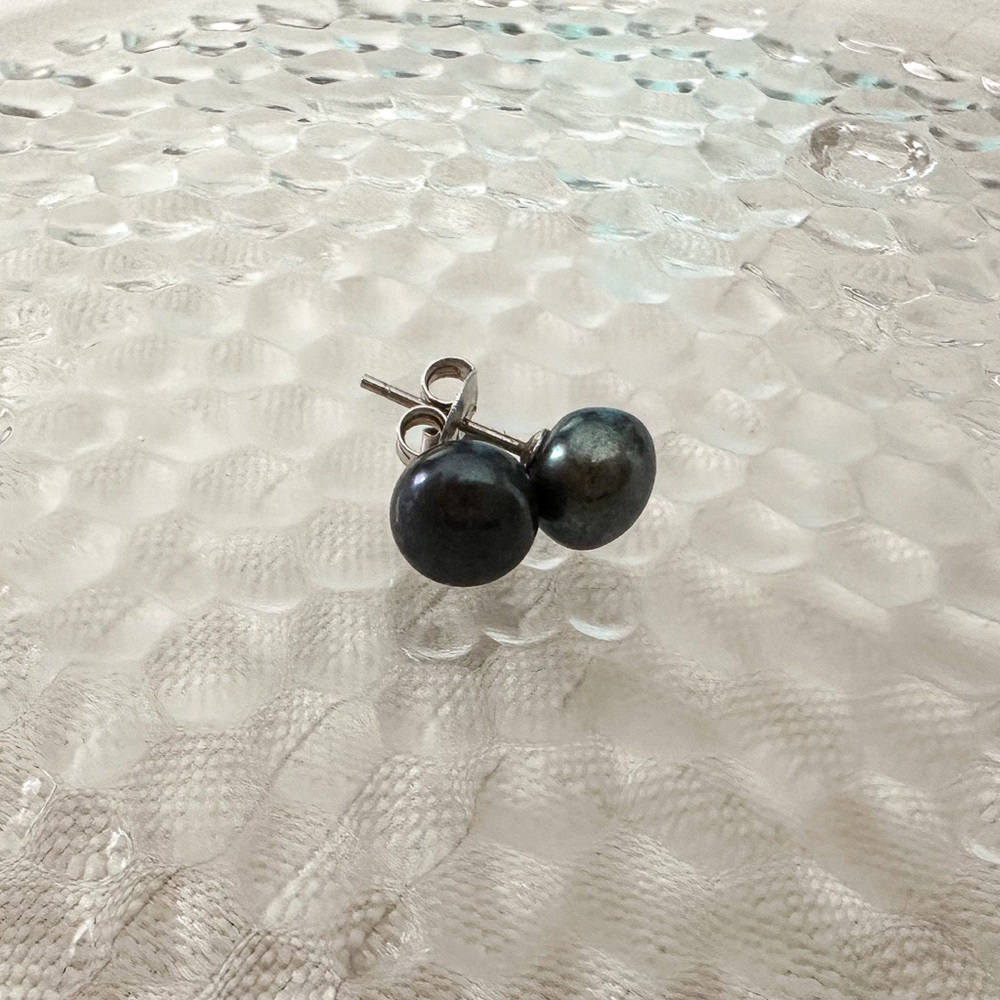 Black pearl earrings